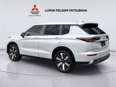 Used 2025 Mitsubishi Outlander SE FWD image 3