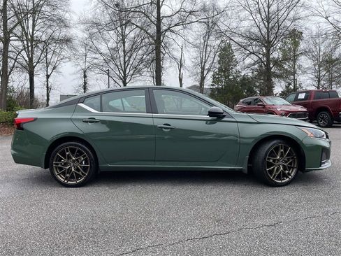 Used 2025 Nissan Altima 2.5 SR w/ SR Premium Package image 2