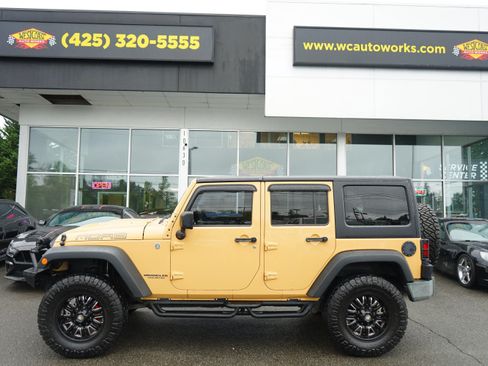 Used 2013 Jeep Wrangler Unlimited Sahara w/ Connectivity Group AWD/4WD image 2