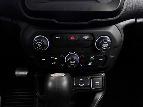 Used 2020 Jeep Renegade Latitude FWD image 23
