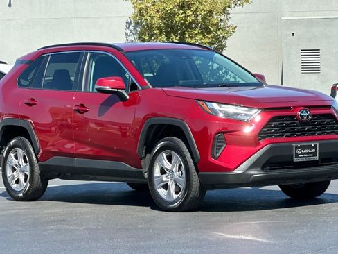 Used 2022 Toyota RAV4 XLE image 5