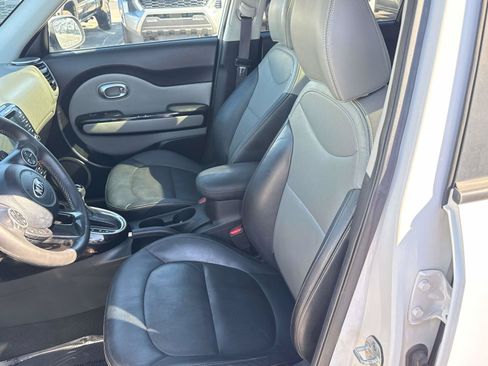 Used 2016 Kia Soul + w/ Primo Package FWD image 12