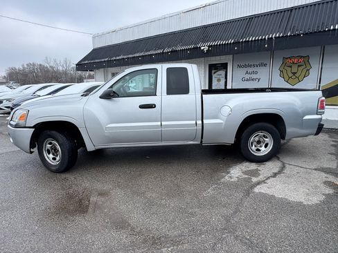 Used 2008 Mitsubishi Raider LS image 3