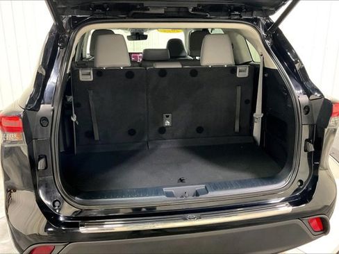 Used 2022 Toyota Highlander XLE AWD/4WD image 39