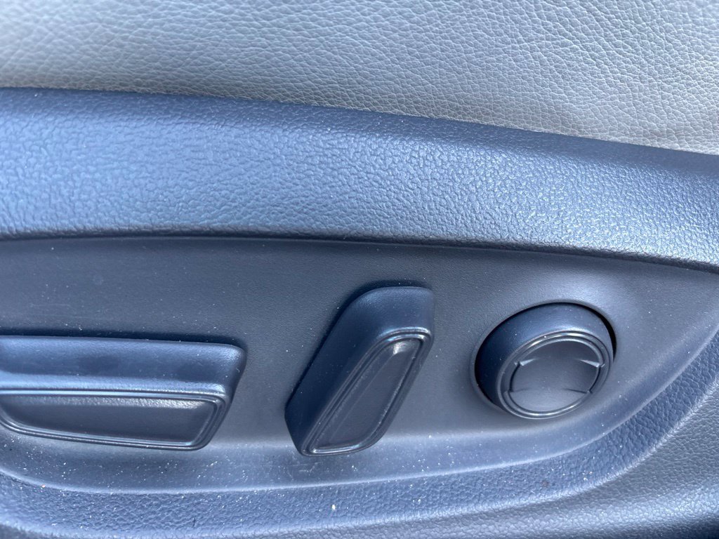 Used 2019 Toyota Camry SE w/ Convenience Package FWD image 16