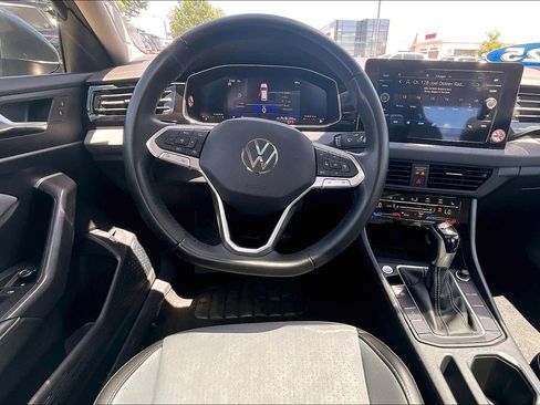 Used 2025 Volkswagen Jetta SE FWD image 8