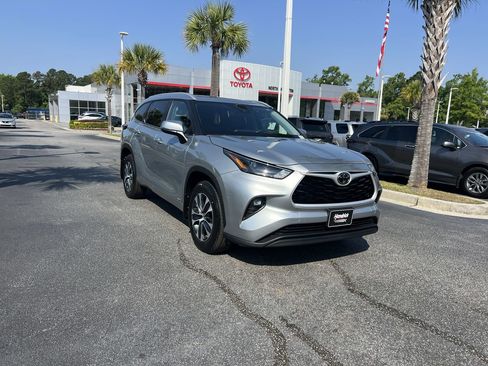 Used 2025 Toyota Highlander XLE AWD/4WD image 2