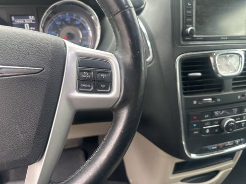 Used 2015 Chrysler Town & Country Touring w/ Driver Convenience Group image 14