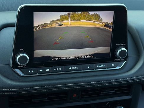 Used 2024 Nissan Rogue S FWD image 17