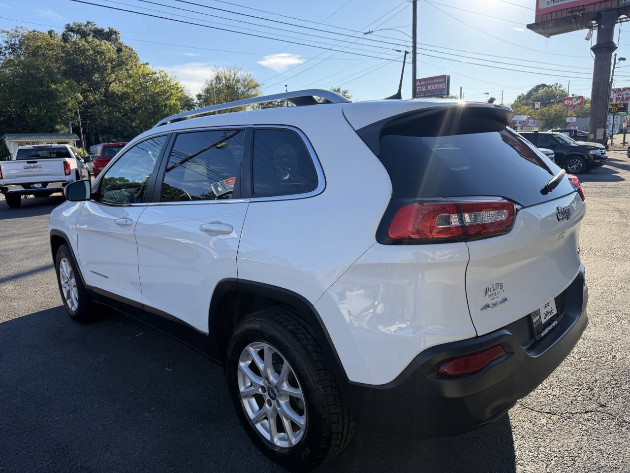 Used 2017 Jeep Cherokee Latitude w/ Cold Weather Group AWD/4WD image 3