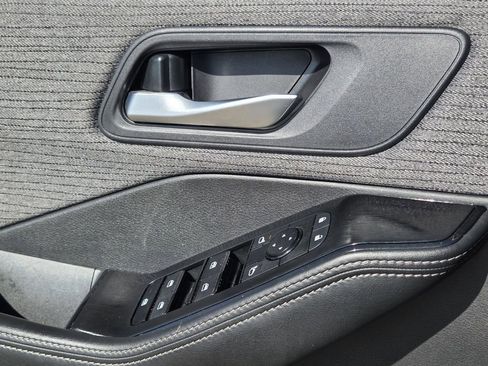 Used 2023 Nissan Rogue SV image 15