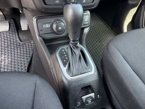 Used 2023 Jeep Renegade Latitude AWD/4WD image 10