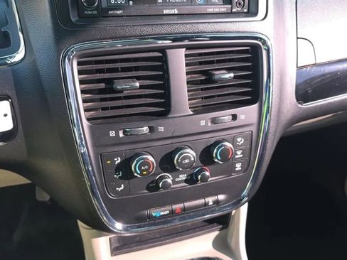 Used 2019 Dodge Grand Caravan SXT FWD image 11