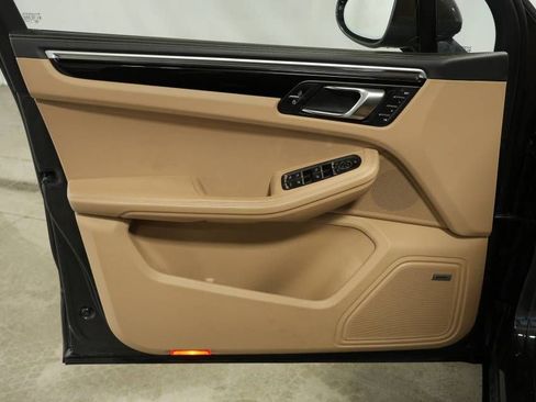 Certified 2022 Porsche Macan AWD/4WD image 25