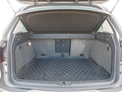 Used 2011 Volkswagen Tiguan SE image 18