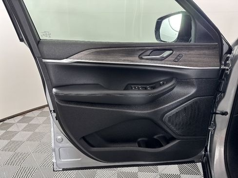 New 2025 Jeep Grand Cherokee L Limited w/ Black Appearance Package image 30