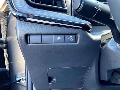 Used 2025 Nissan Kicks SR image 34