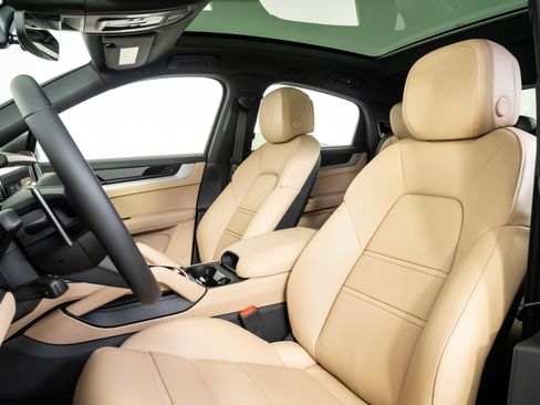 Certified 2026 Porsche Cayenne E-Hybrid Coupe AWD/4WD image 5