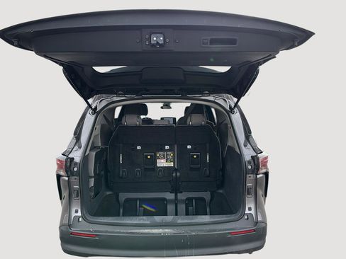 Used 2024 Toyota Sienna LE image 18