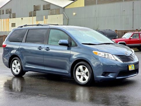 Used 2015 Toyota Sienna LE image 1