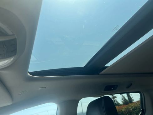 Used 2024 Chrysler Pacifica Limited image 26