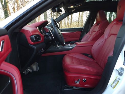 Used 2022 Maserati Levante GT image 11