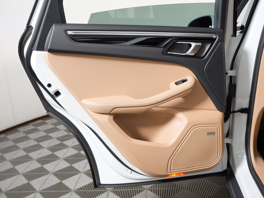 Certified 2020 Porsche Macan AWD/4WD image 35