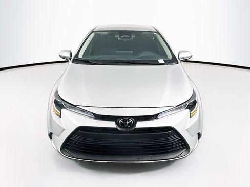 Used 2025 Toyota Corolla LE image 2