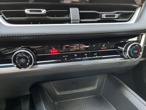 Used 2025 Chevrolet Equinox LT image 24