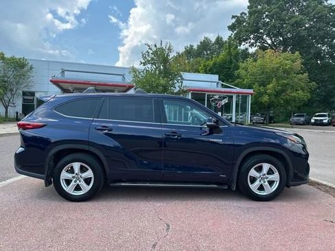 Used 2021 Toyota Highlander LE image 6