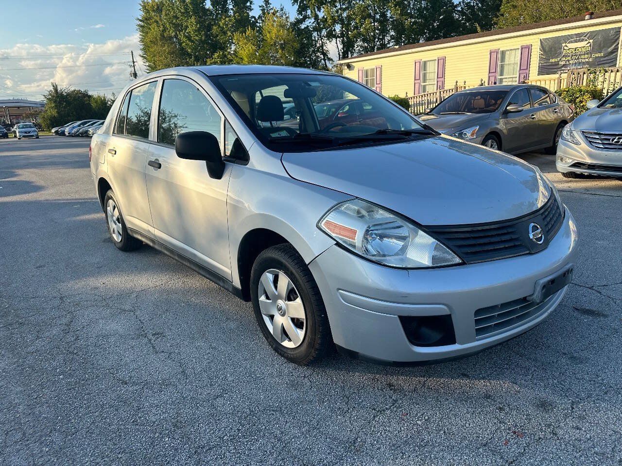Used 2009 Nissan Versa Sedan FWD image 3