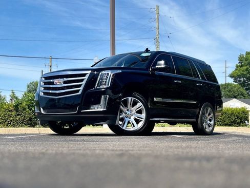 Used 2017 Cadillac Escalade Luxury AWD/4WD image 2