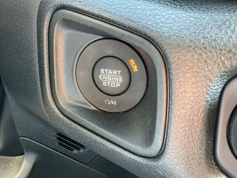 Used 2024 Jeep Gladiator Sport image 13