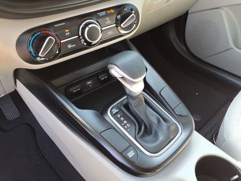 Used 2025 Kia Soul LX image 18