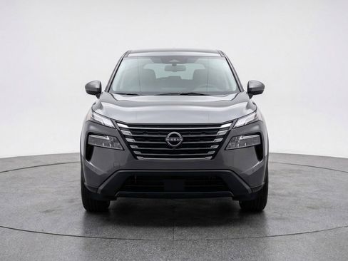 Used 2025 Nissan Rogue SV image 2