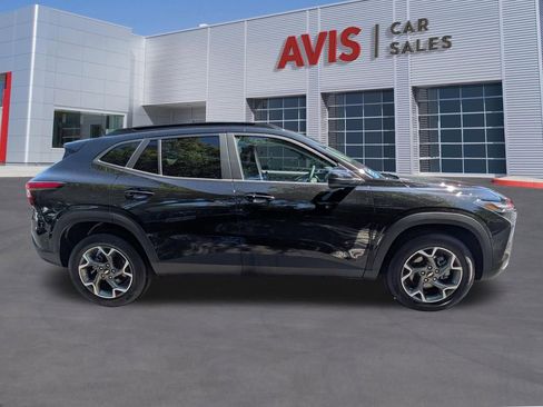 Used 2025 Chevrolet Trax LT w/ LT Convenience Package FWD image 5