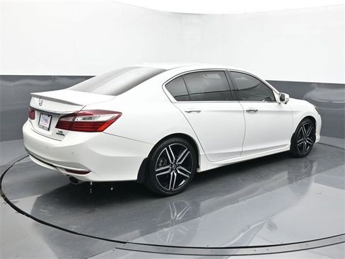 Used 2017 Honda Accord Touring image 5