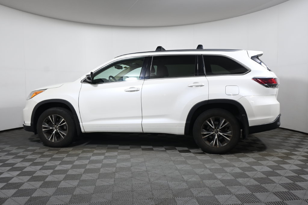 Used 2016 Toyota Highlander XLE AWD/4WD image 2