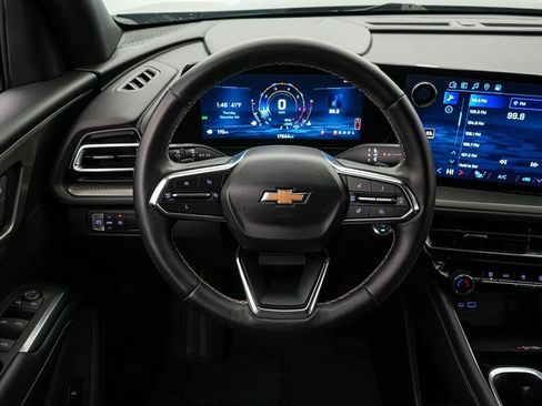 Used 2025 Chevrolet Traverse LT image 13