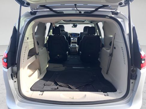 Used 2024 Chrysler Pacifica Limited FWD image 19