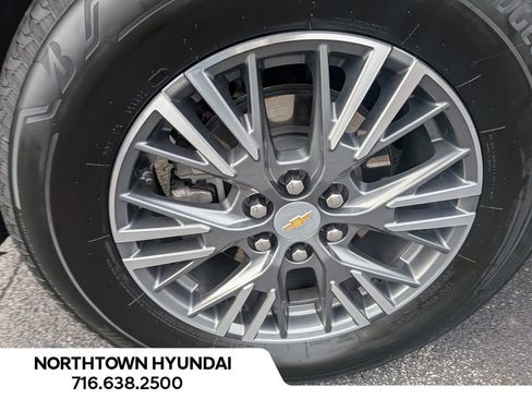 Used 2025 Chevrolet Traverse LT image 48