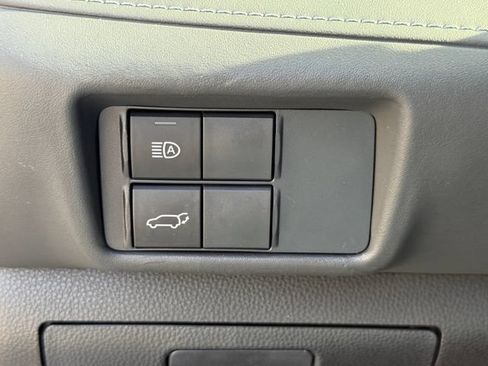 Used 2021 Toyota Highlander LE FWD image 31