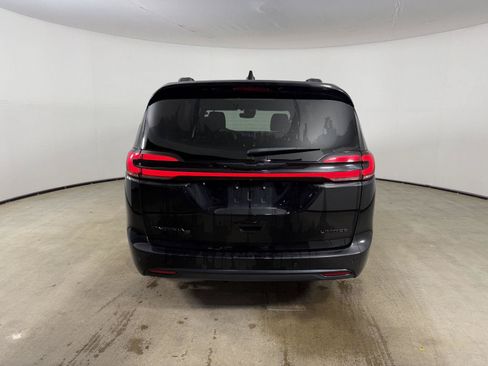 Used 2025 Chrysler Pacifica Limited FWD image 8
