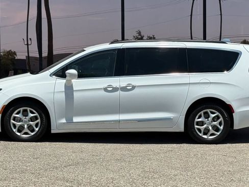 Used 2017 Chrysler Pacifica Touring-L w/ Tire & Wheel Group FWD image 4