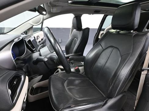 Used 2018 Chrysler Pacifica Limited FWD image 24