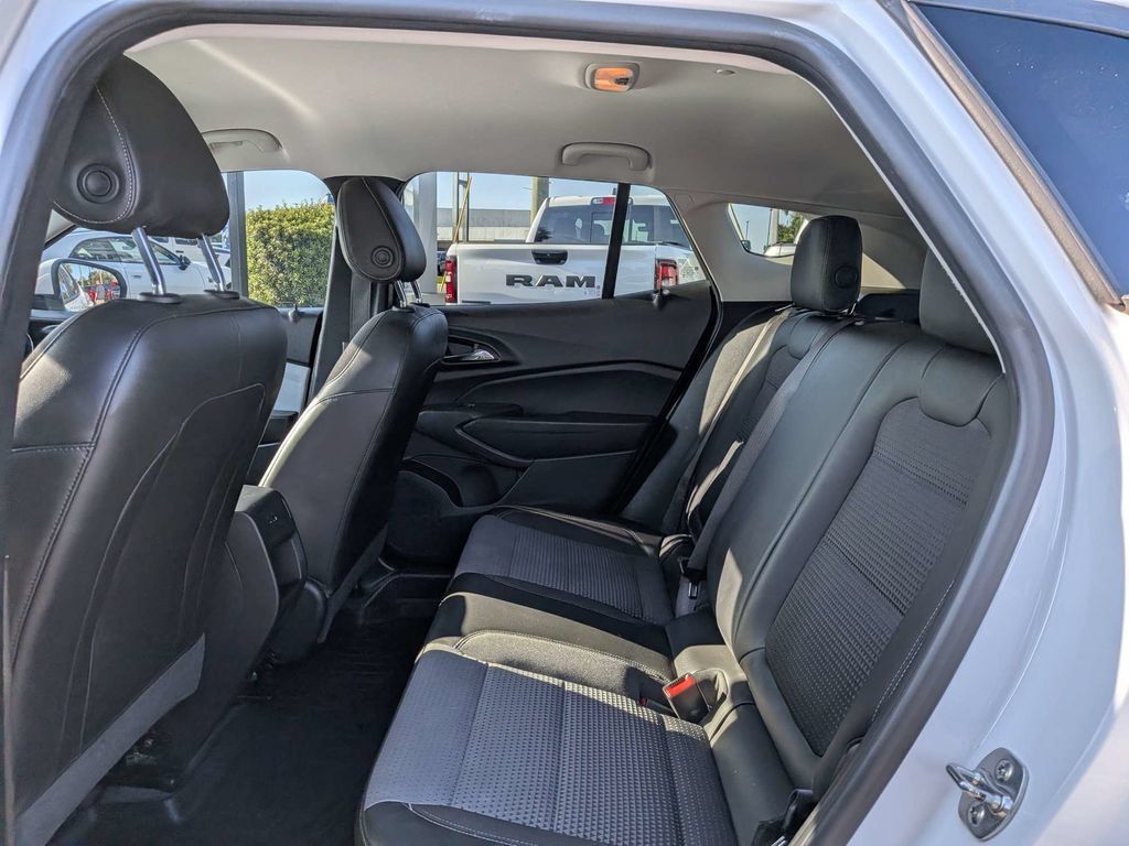 Used 2025 Chevrolet Trax LT w/ Driver Confidence Package FWD image 14
