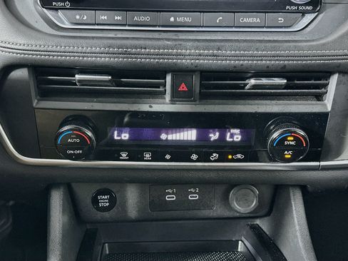 Used 2025 Nissan Rogue SV FWD image 24