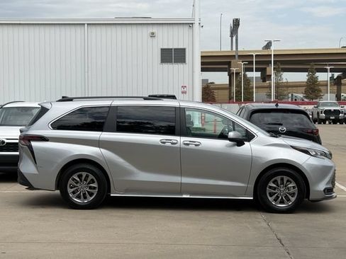 Used 2025 Toyota Sienna XLE FWD image 3