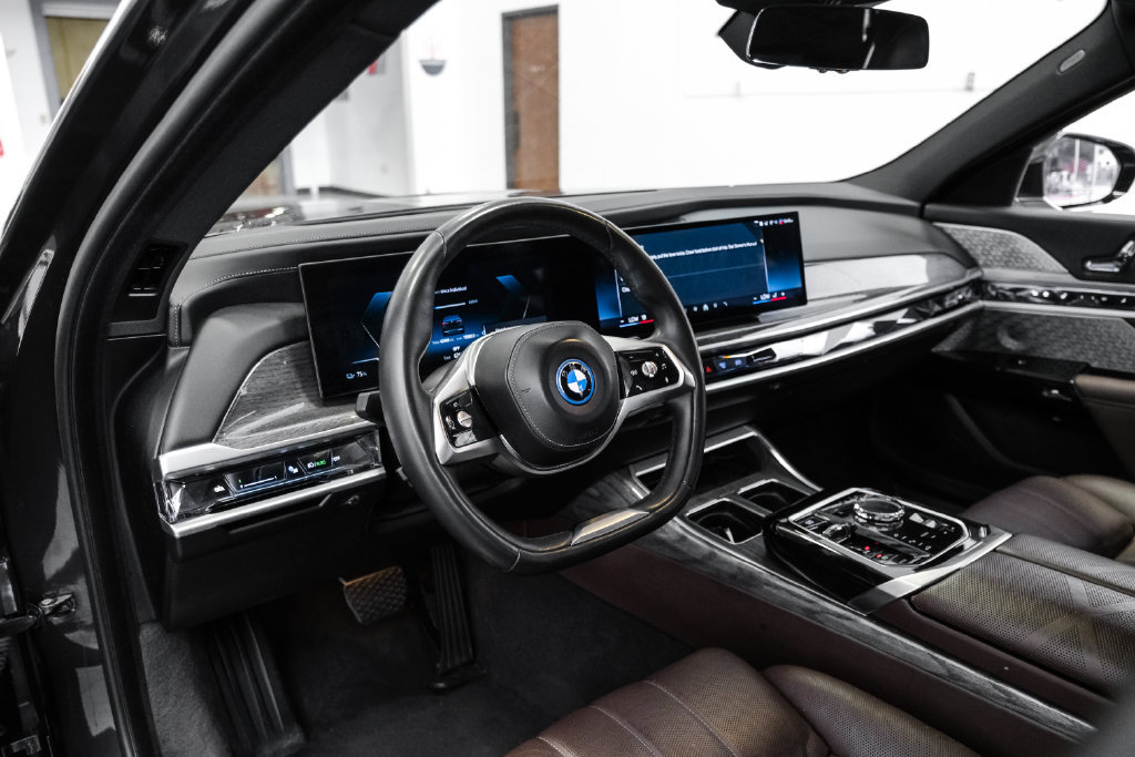 Used 2024 BMW i7 xDrive60 AWD/4WD image 3