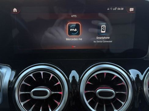 Used 2021 Mercedes-Benz GLB 250 4MATIC w/ Premium Package image 60